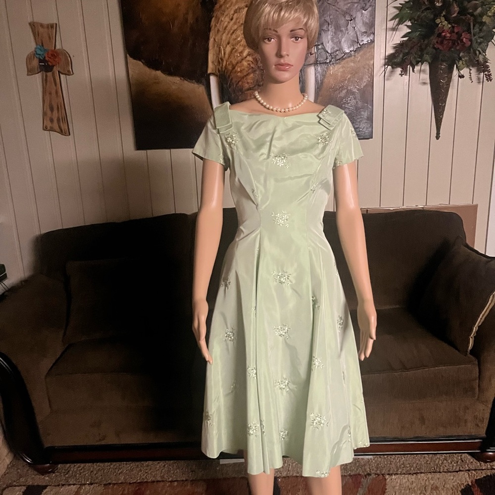 Vintage (1970’s) Mint Green Cocktail Dress W/ Floral Embroideries • Size Small - Picture 8 of 15